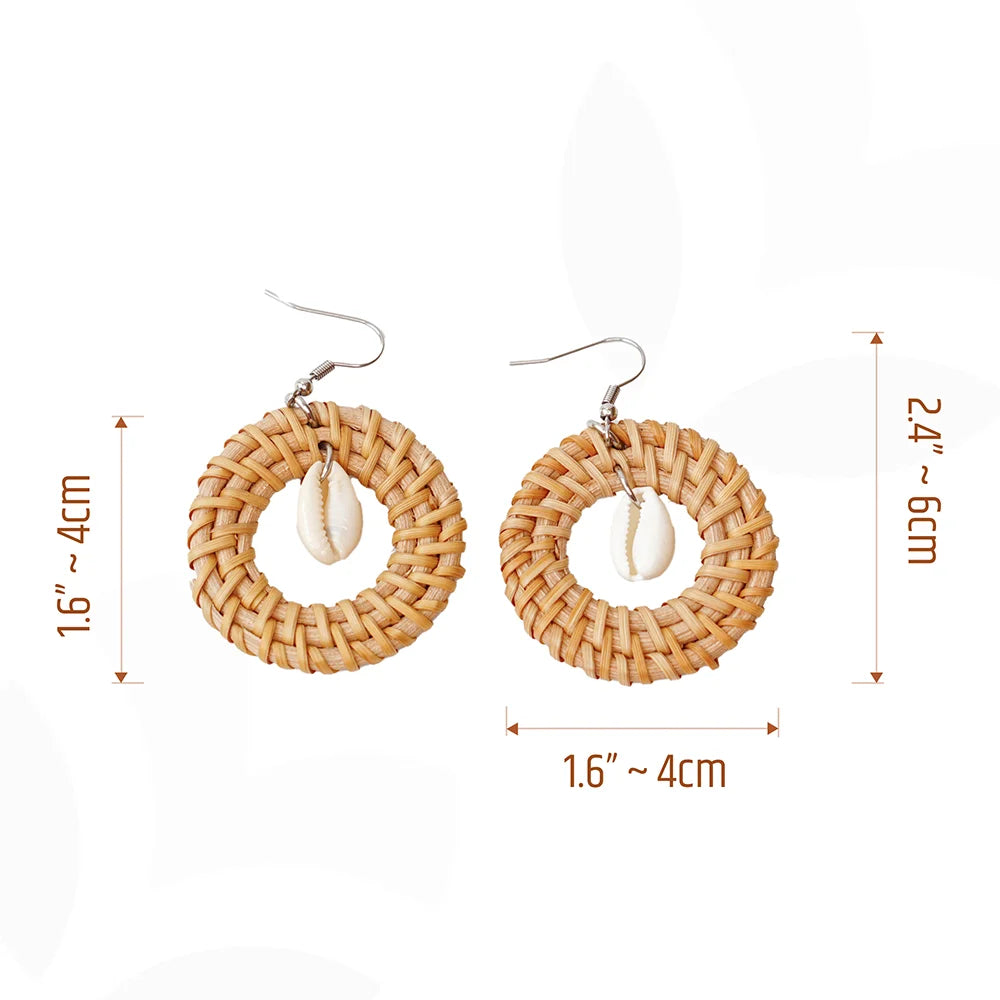 These round rattan earrings with seashell beads are a fun and flirty accessory. The rattan is lightweight and comfortable to wear, while the seashell beads add a touch of coastal charm. These earrings are perfect for everyday wear, or for adding a touch of summer to your outfit.