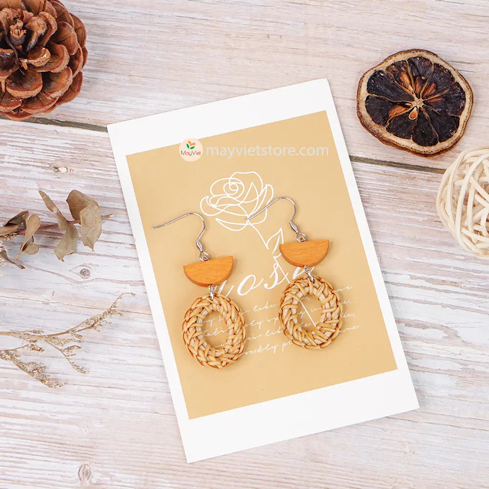 These rattan earrings with elliptical orange wooden beads are a unique and eye-catching accessory. The rattan is lightweight and comfortable to wear, while the orange wooden beads add a pop of color and personality. The elliptical shape of the beads is flattering and feminine, making these earrings perfect for any occasion.