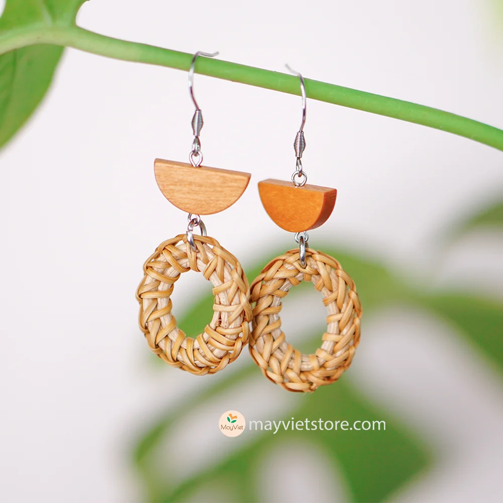 These rattan earrings with elliptical orange wooden beads are a unique and eye-catching accessory. The rattan is lightweight and comfortable to wear, while the orange wooden beads add a pop of color and personality. The elliptical shape of the beads is flattering and feminine, making these earrings perfect for any occasion.