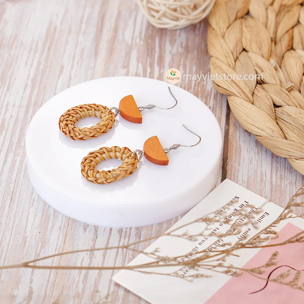 These rattan earrings with elliptical orange wooden beads are a unique and eye-catching accessory. The rattan is lightweight and comfortable to wear, while the orange wooden beads add a pop of color and personality. The elliptical shape of the beads is flattering and feminine, making these earrings perfect for any occasion.
