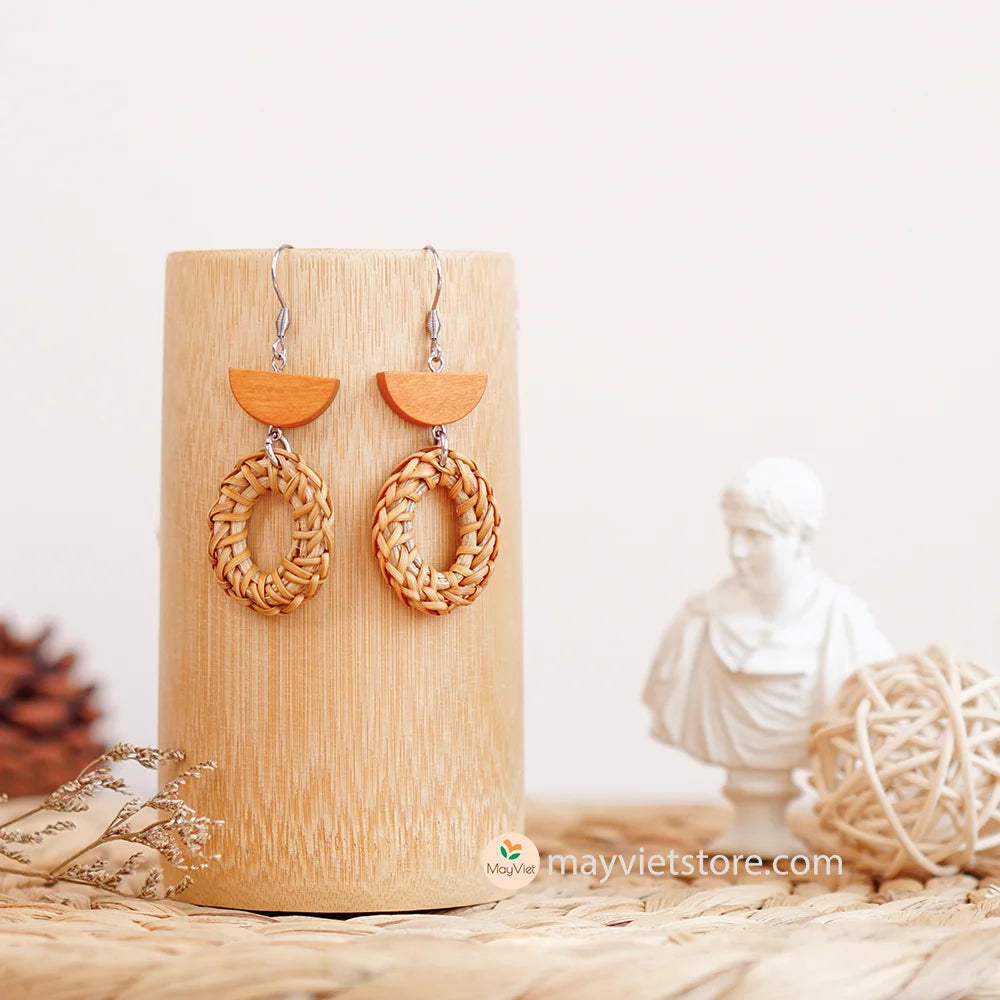 These rattan earrings with elliptical orange wooden beads are a unique and eye-catching accessory. The rattan is lightweight and comfortable to wear, while the orange wooden beads add a pop of color and personality. The elliptical shape of the beads is flattering and feminine, making these earrings perfect for any occasion.