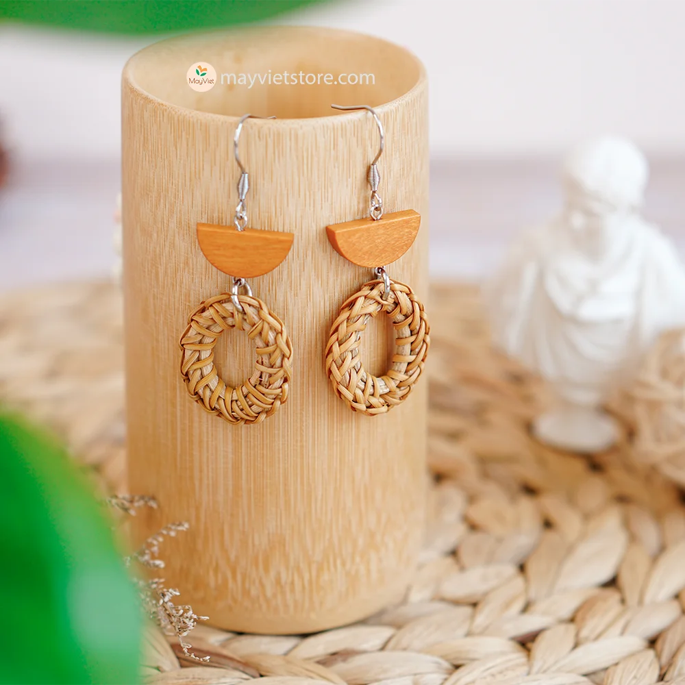 These rattan earrings with elliptical orange wooden beads are a unique and eye-catching accessory. The rattan is lightweight and comfortable to wear, while the orange wooden beads add a pop of color and personality. The elliptical shape of the beads is flattering and feminine, making these earrings perfect for any occasion.