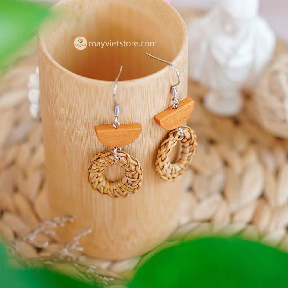 These rattan earrings with elliptical orange wooden beads are a unique and eye-catching accessory. The rattan is lightweight and comfortable to wear, while the orange wooden beads add a pop of color and personality. The elliptical shape of the beads is flattering and feminine, making these earrings perfect for any occasion.