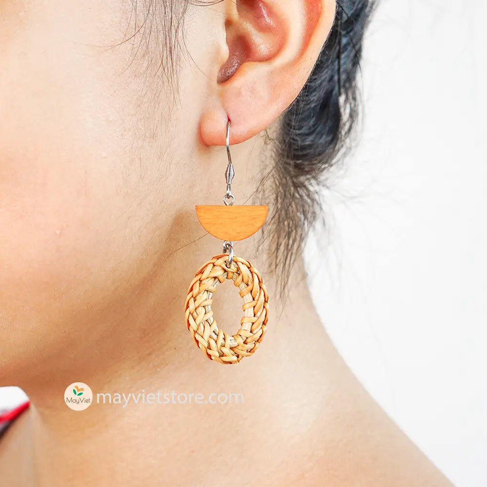 These rattan earrings with elliptical orange wooden beads are a unique and eye-catching accessory. The rattan is lightweight and comfortable to wear, while the orange wooden beads add a pop of color and personality. The elliptical shape of the beads is flattering and feminine, making these earrings perfect for any occasion.