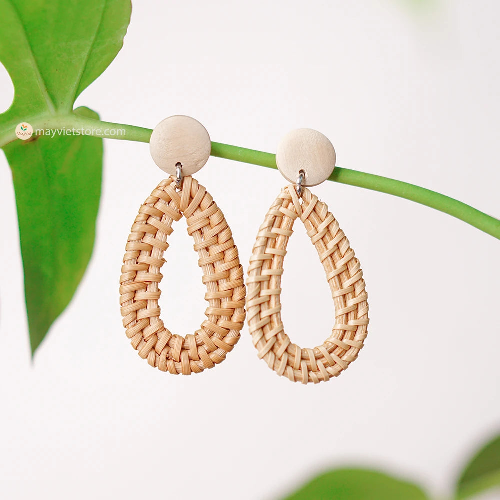 These rattan teardrop shape wooden beads are a beautiful and elegant accessory. The rattan is lightweight and comfortable to wear, while the wooden beads add a touch of natural beauty. The teardrop shape is flattering and feminine, making these earrings perfect for any occasion.