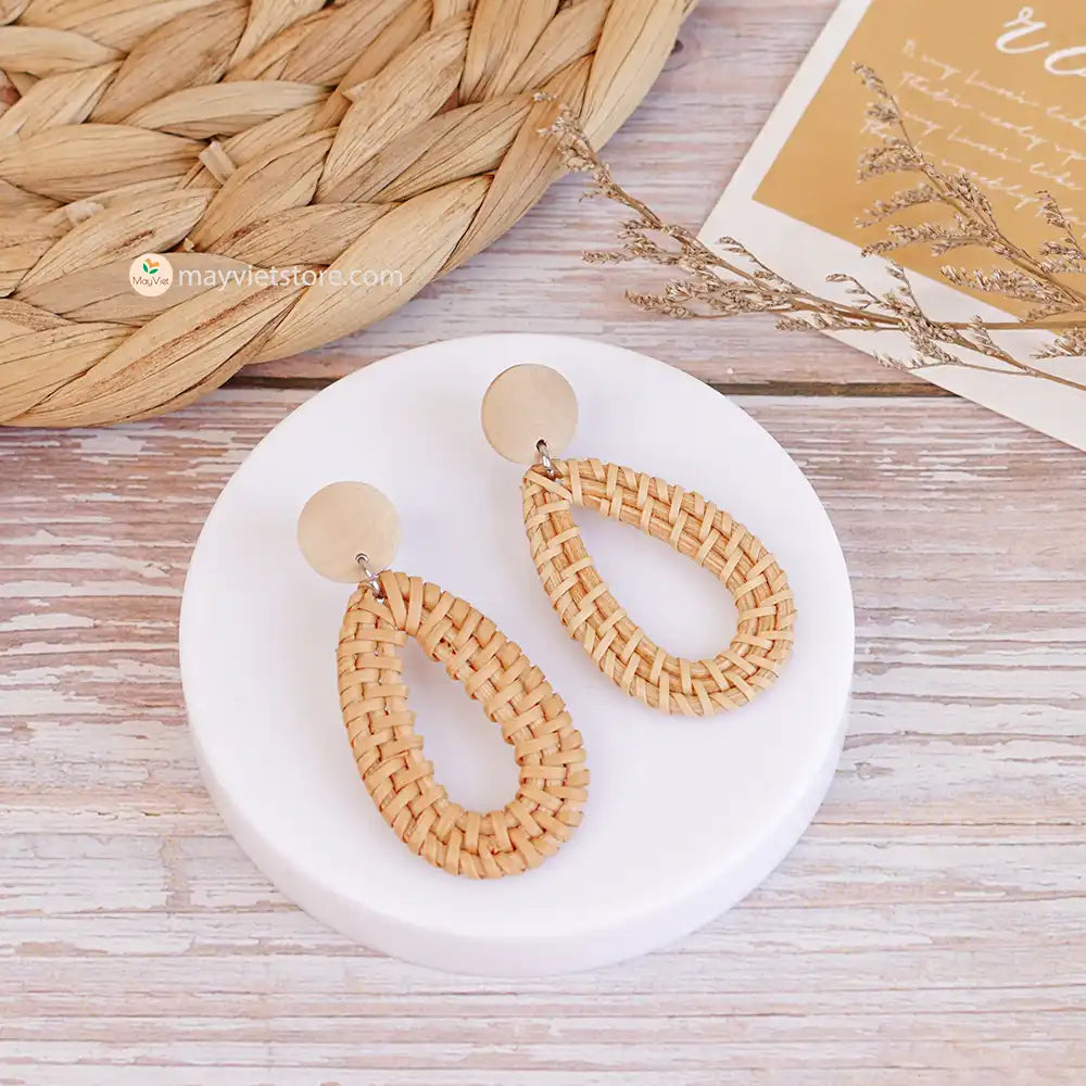 These rattan teardrop shape wooden beads are a beautiful and elegant accessory. The rattan is lightweight and comfortable to wear, while the wooden beads add a touch of natural beauty. The teardrop shape is flattering and feminine, making these earrings perfect for any occasion.