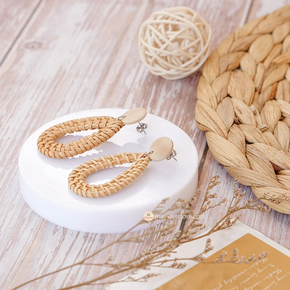 These rattan teardrop shape wooden beads are a beautiful and elegant accessory. The rattan is lightweight and comfortable to wear, while the wooden beads add a touch of natural beauty. The teardrop shape is flattering and feminine, making these earrings perfect for any occasion.