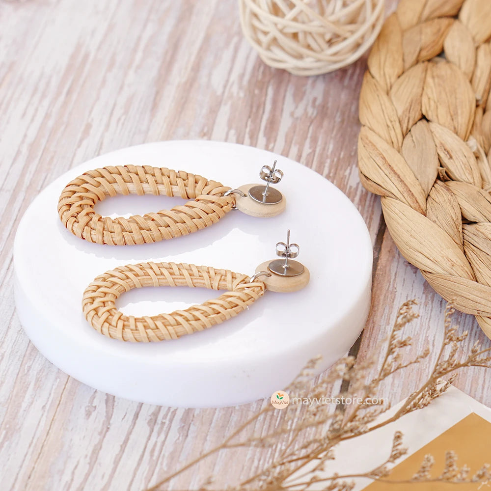 These rattan teardrop shape wooden beads are a beautiful and elegant accessory. The rattan is lightweight and comfortable to wear, while the wooden beads add a touch of natural beauty. The teardrop shape is flattering and feminine, making these earrings perfect for any occasion.