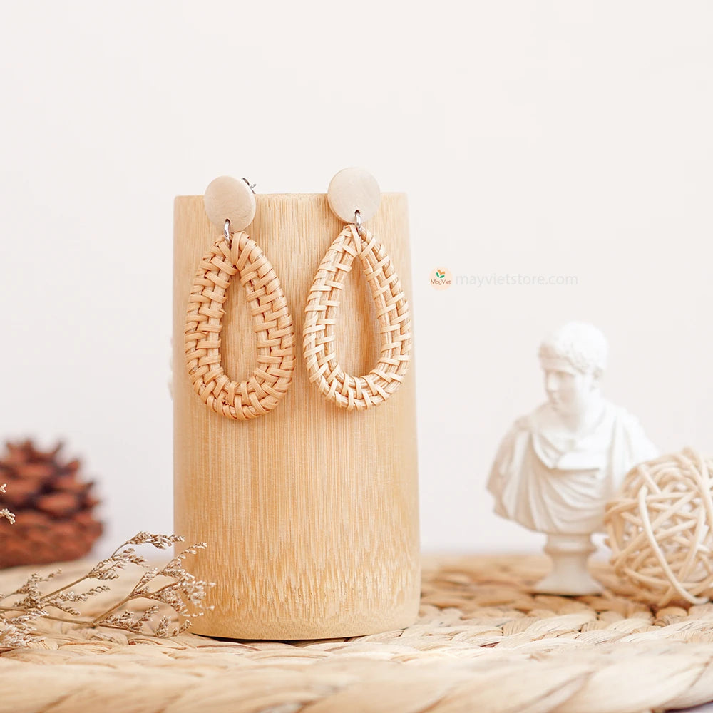 These rattan teardrop shape wooden beads are a beautiful and elegant accessory. The rattan is lightweight and comfortable to wear, while the wooden beads add a touch of natural beauty. The teardrop shape is flattering and feminine, making these earrings perfect for any occasion.