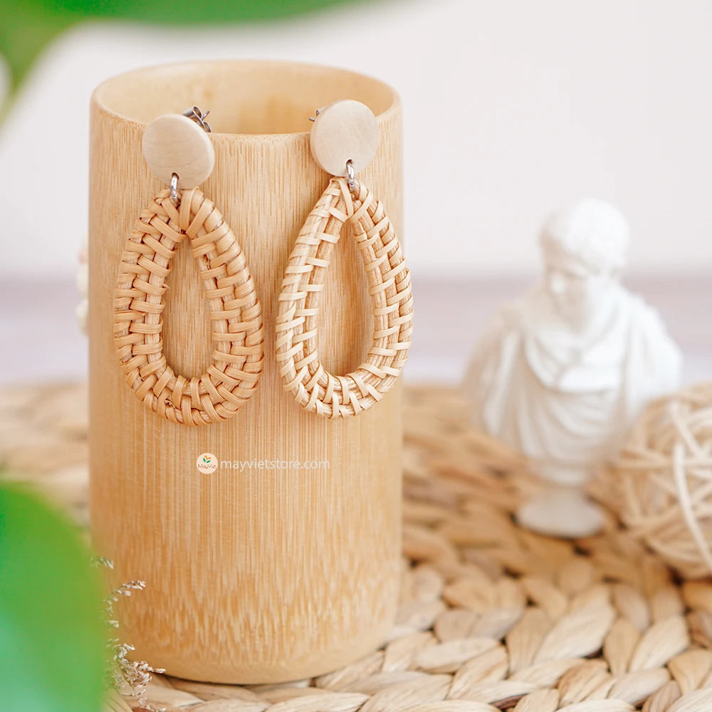 These rattan teardrop shape wooden beads are a beautiful and elegant accessory. The rattan is lightweight and comfortable to wear, while the wooden beads add a touch of natural beauty. The teardrop shape is flattering and feminine, making these earrings perfect for any occasion.