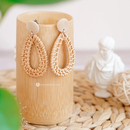 These rattan teardrop shape wooden beads are a beautiful and elegant accessory. The rattan is lightweight and comfortable to wear, while the wooden beads add a touch of natural beauty. The teardrop shape is flattering and feminine, making these earrings perfect for any occasion.