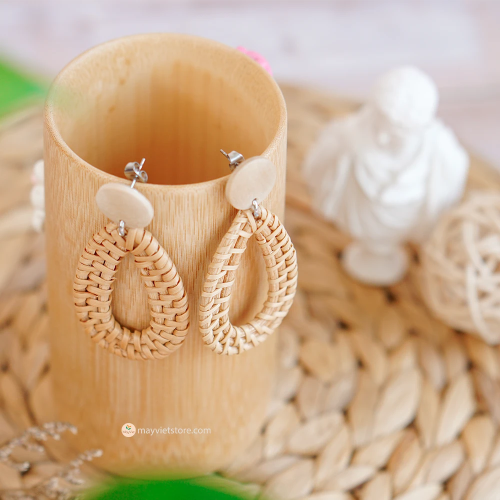These rattan teardrop shape wooden beads are a beautiful and elegant accessory. The rattan is lightweight and comfortable to wear, while the wooden beads add a touch of natural beauty. The teardrop shape is flattering and feminine, making these earrings perfect for any occasion.