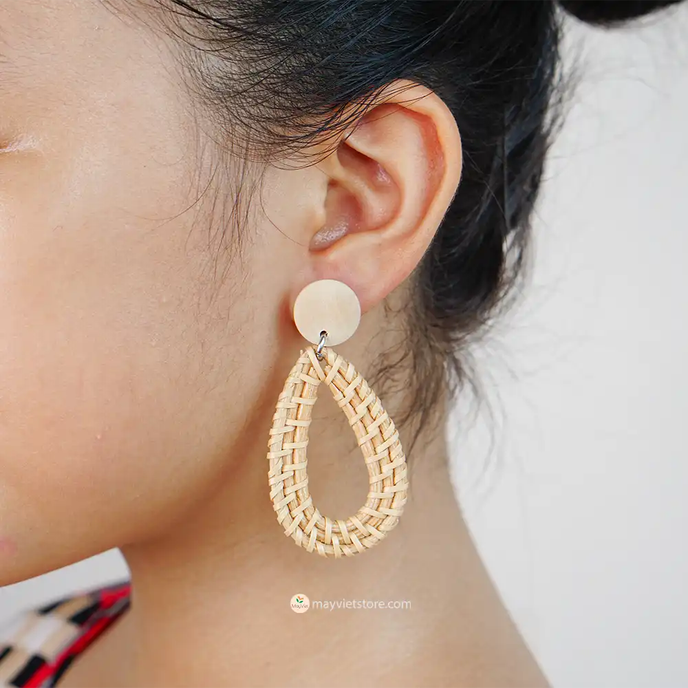 These rattan teardrop shape wooden beads are a beautiful and elegant accessory. The rattan is lightweight and comfortable to wear, while the wooden beads add a touch of natural beauty. The teardrop shape is flattering and feminine, making these earrings perfect for any occasion.