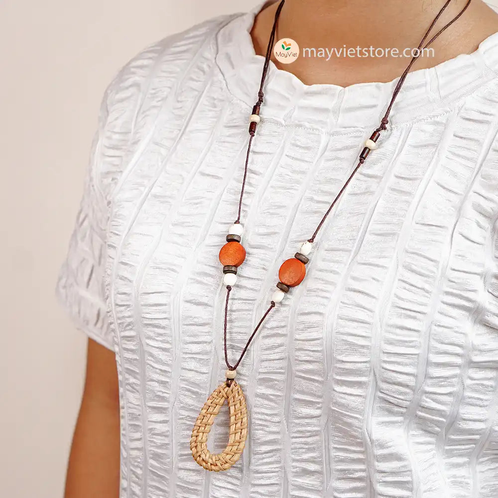 This rattan teardrop wooden beads necklace is a unique and stylish accessory. The rattan is lightweight and comfortable to wear, while the wooden beads add a touch of natural beauty. The teardrop shape is flattering and feminine, making this necklace perfect for any occasion.