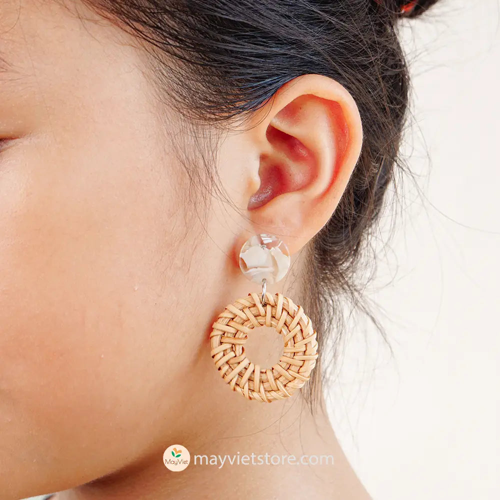 These round rattan earrings with epoxy resin are a unique and stylish accessory. The rattan is lightweight and comfortable to wear, while the epoxy resin adds a touch of sophistication and shine. The round shape is flattering and versatile, making these earrings perfect for any occasion.