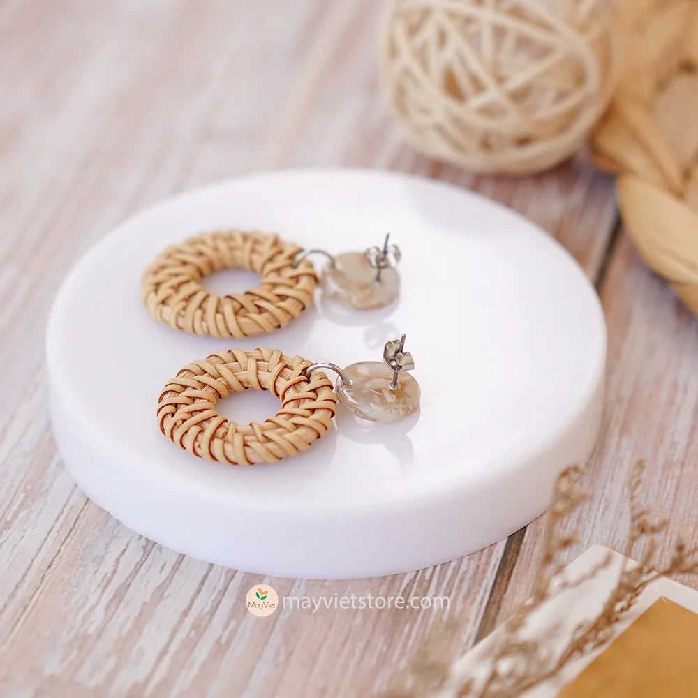These round rattan earrings with epoxy resin are a unique and stylish accessory. The rattan is lightweight and comfortable to wear, while the epoxy resin adds a touch of sophistication and shine. The round shape is flattering and versatile, making these earrings perfect for any occasion.