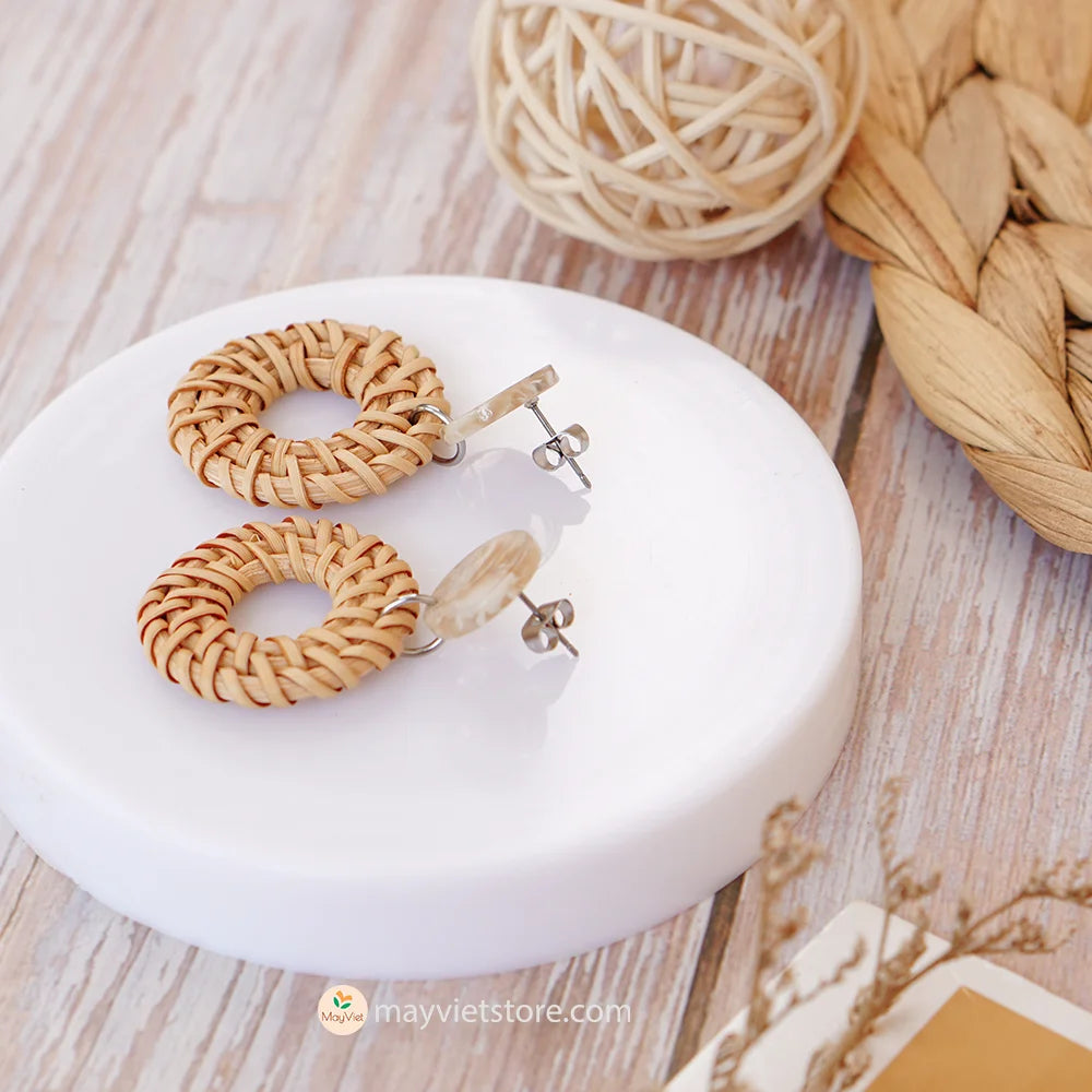 These round rattan earrings with epoxy resin are a unique and stylish accessory. The rattan is lightweight and comfortable to wear, while the epoxy resin adds a touch of sophistication and shine. The round shape is flattering and versatile, making these earrings perfect for any occasion.