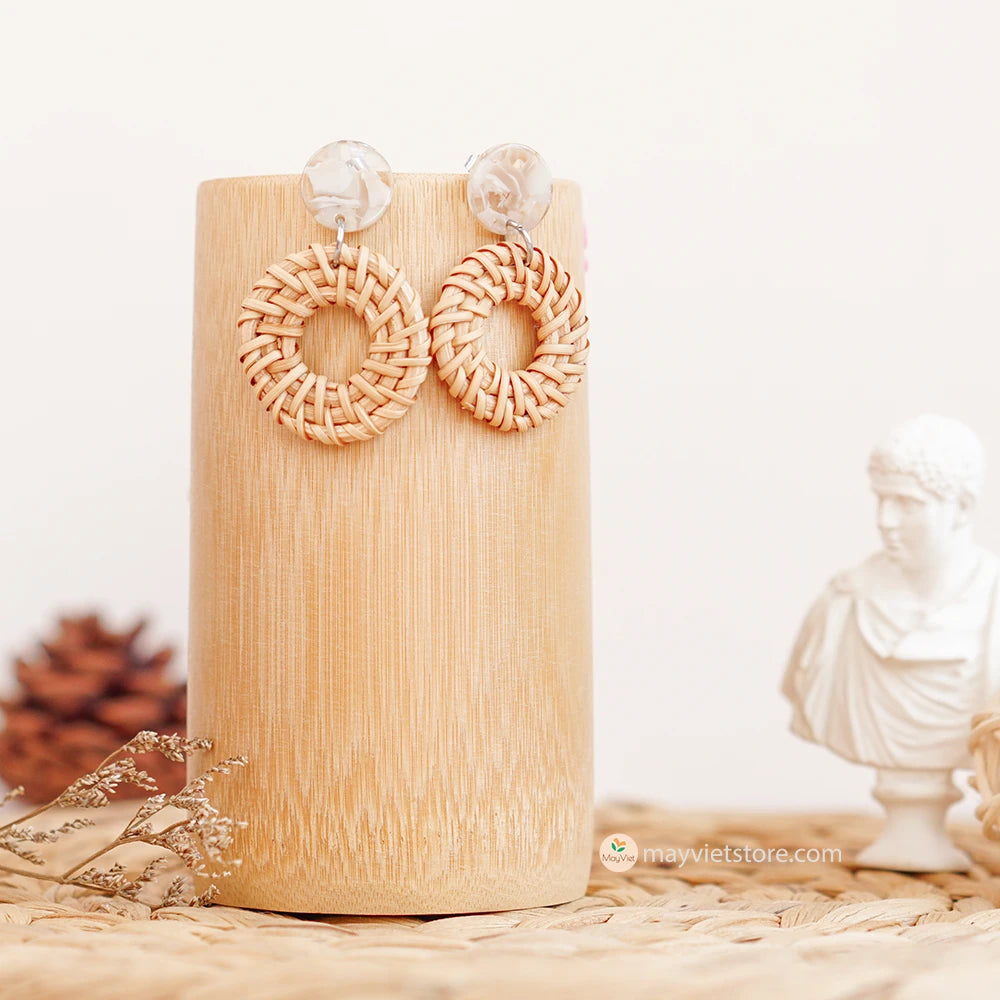 These round rattan earrings with epoxy resin are a unique and stylish accessory. The rattan is lightweight and comfortable to wear, while the epoxy resin adds a touch of sophistication and shine. The round shape is flattering and versatile, making these earrings perfect for any occasion.