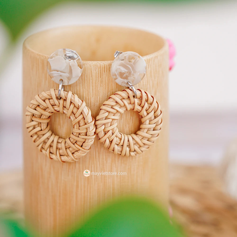 These round rattan earrings with epoxy resin are a unique and stylish accessory. The rattan is lightweight and comfortable to wear, while the epoxy resin adds a touch of sophistication and shine. The round shape is flattering and versatile, making these earrings perfect for any occasion.