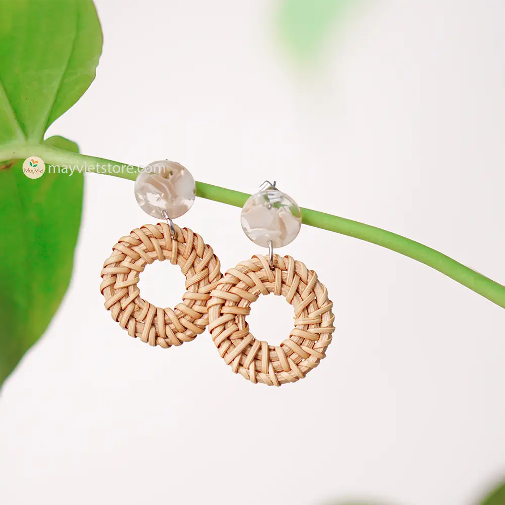 These round rattan earrings with epoxy resin are a unique and stylish accessory. The rattan is lightweight and comfortable to wear, while the epoxy resin adds a touch of sophistication and shine. The round shape is flattering and versatile, making these earrings perfect for any occasion.
