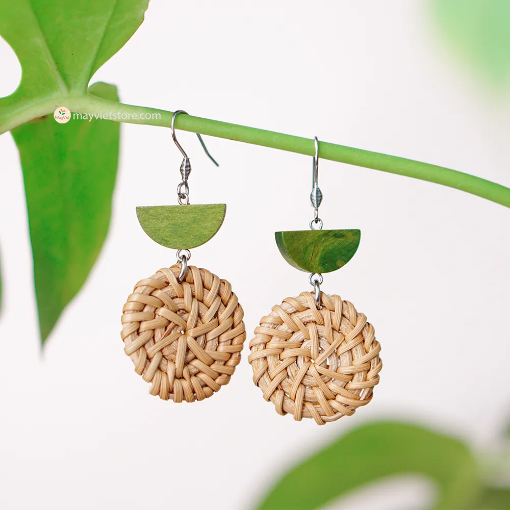 These round rattan earrings with olive wooden beads in a mini size are a simple and elegant accessory. The rattan is lightweight and comfortable to wear, while the olive wooden beads add a touch of natural beauty. The mini size makes these earrings perfect for everyday wear, but they can also be dressed up for special occasions.