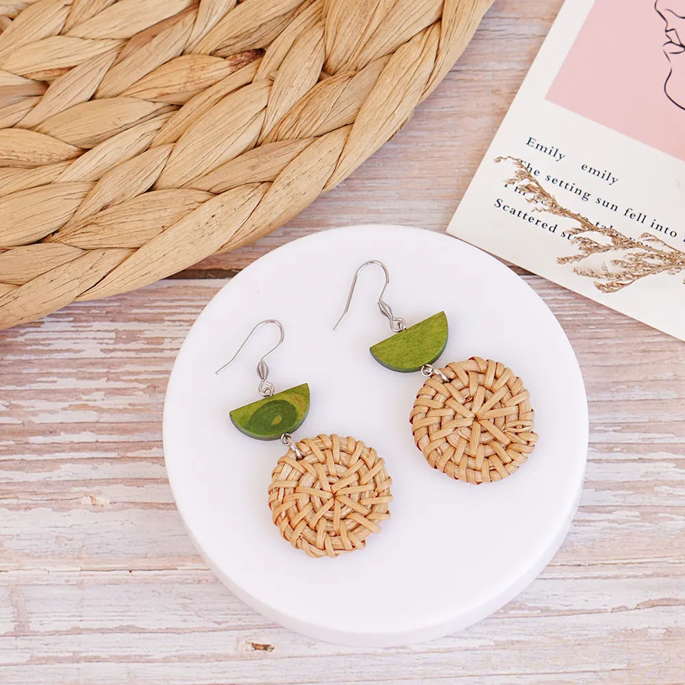 These round rattan earrings with olive wooden beads in a mini size are a simple and elegant accessory. The rattan is lightweight and comfortable to wear, while the olive wooden beads add a touch of natural beauty. The mini size makes these earrings perfect for everyday wear, but they can also be dressed up for special occasions.