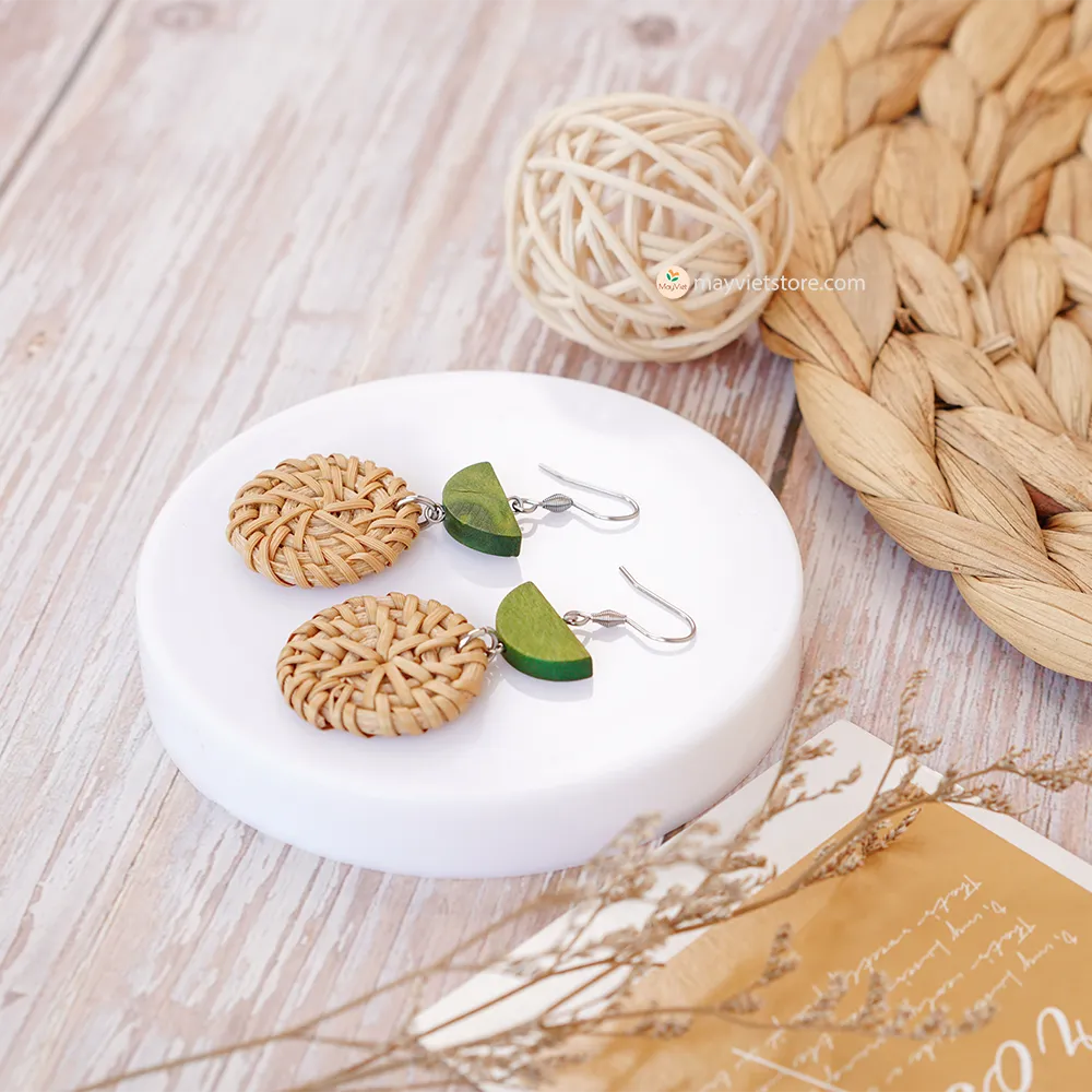 These round rattan earrings with olive wooden beads in a mini size are a simple and elegant accessory. The rattan is lightweight and comfortable to wear, while the olive wooden beads add a touch of natural beauty. The mini size makes these earrings perfect for everyday wear, but they can also be dressed up for special occasions.