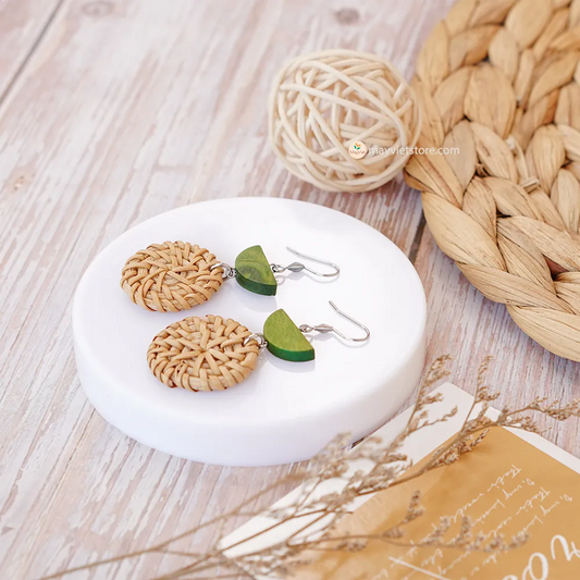 These round rattan earrings with olive wooden beads in a mini size are a simple and elegant accessory. The rattan is lightweight and comfortable to wear, while the olive wooden beads add a touch of natural beauty. The mini size makes these earrings perfect for everyday wear, but they can also be dressed up for special occasions.