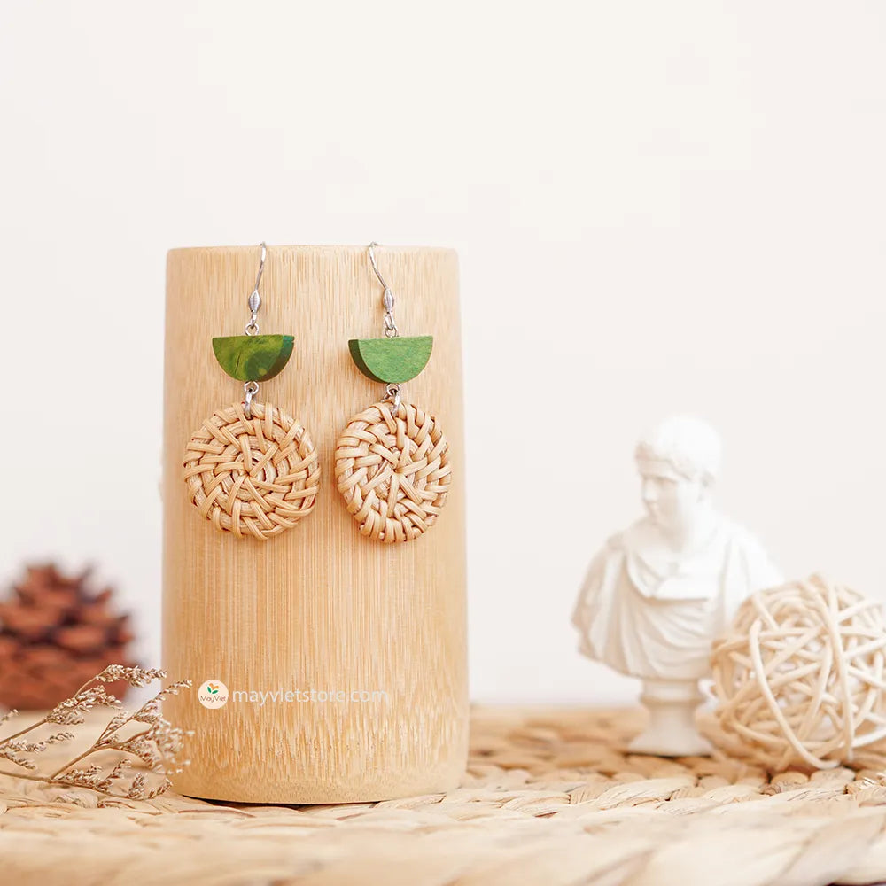 These round rattan earrings with olive wooden beads in a mini size are a simple and elegant accessory. The rattan is lightweight and comfortable to wear, while the olive wooden beads add a touch of natural beauty. The mini size makes these earrings perfect for everyday wear, but they can also be dressed up for special occasions.
