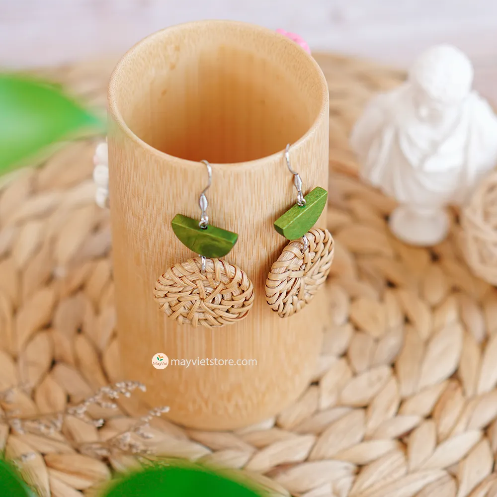 These round rattan earrings with olive wooden beads in a mini size are a simple and elegant accessory. The rattan is lightweight and comfortable to wear, while the olive wooden beads add a touch of natural beauty. The mini size makes these earrings perfect for everyday wear, but they can also be dressed up for special occasions.