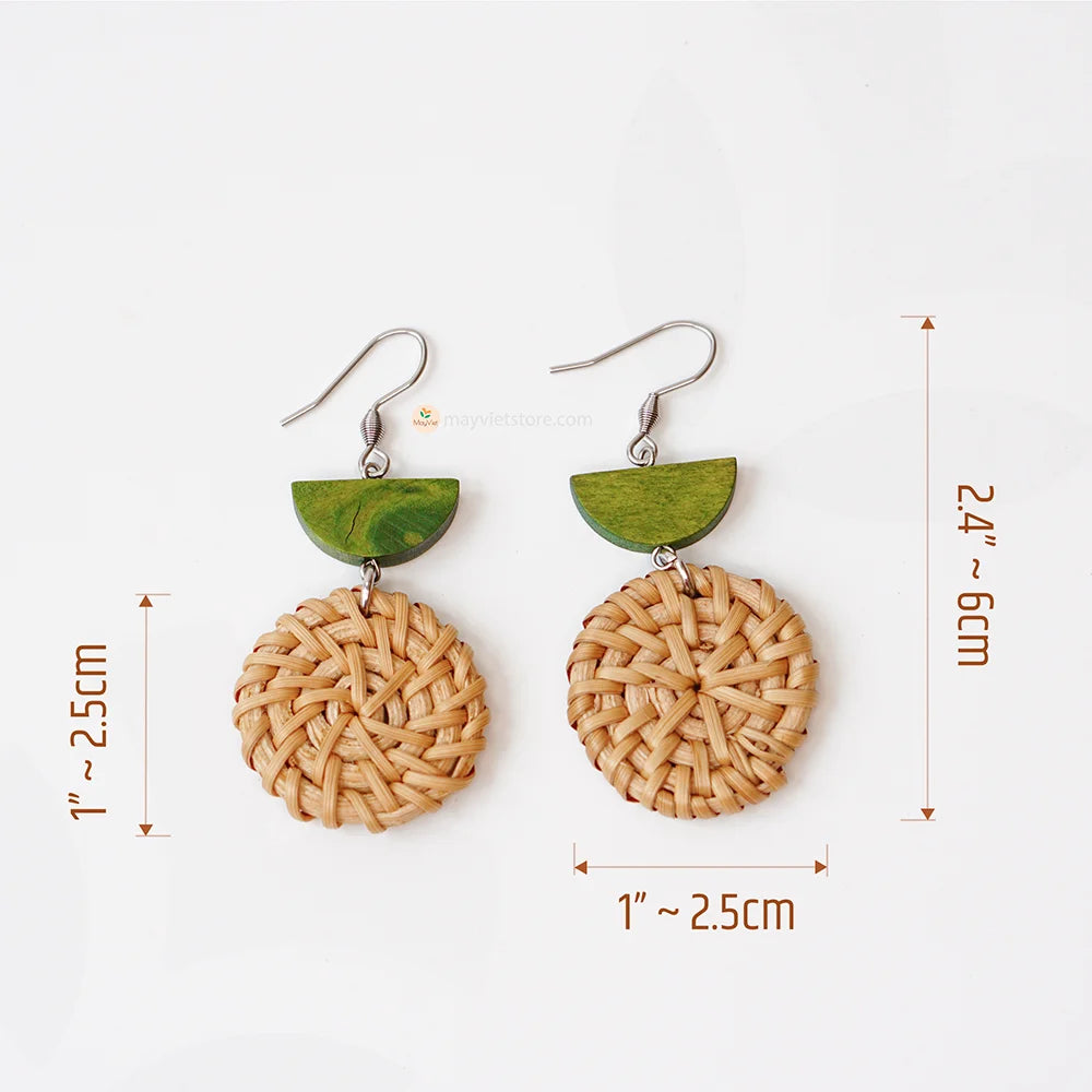 These round rattan earrings with olive wooden beads in a mini size are a simple and elegant accessory. The rattan is lightweight and comfortable to wear, while the olive wooden beads add a touch of natural beauty. The mini size makes these earrings perfect for everyday wear, but they can also be dressed up for special occasions.
