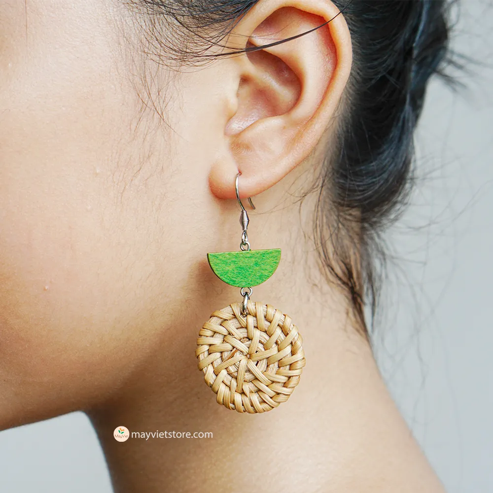 These round rattan earrings with olive wooden beads in a mini size are a simple and elegant accessory. The rattan is lightweight and comfortable to wear, while the olive wooden beads add a touch of natural beauty. The mini size makes these earrings perfect for everyday wear, but they can also be dressed up for special occasions.