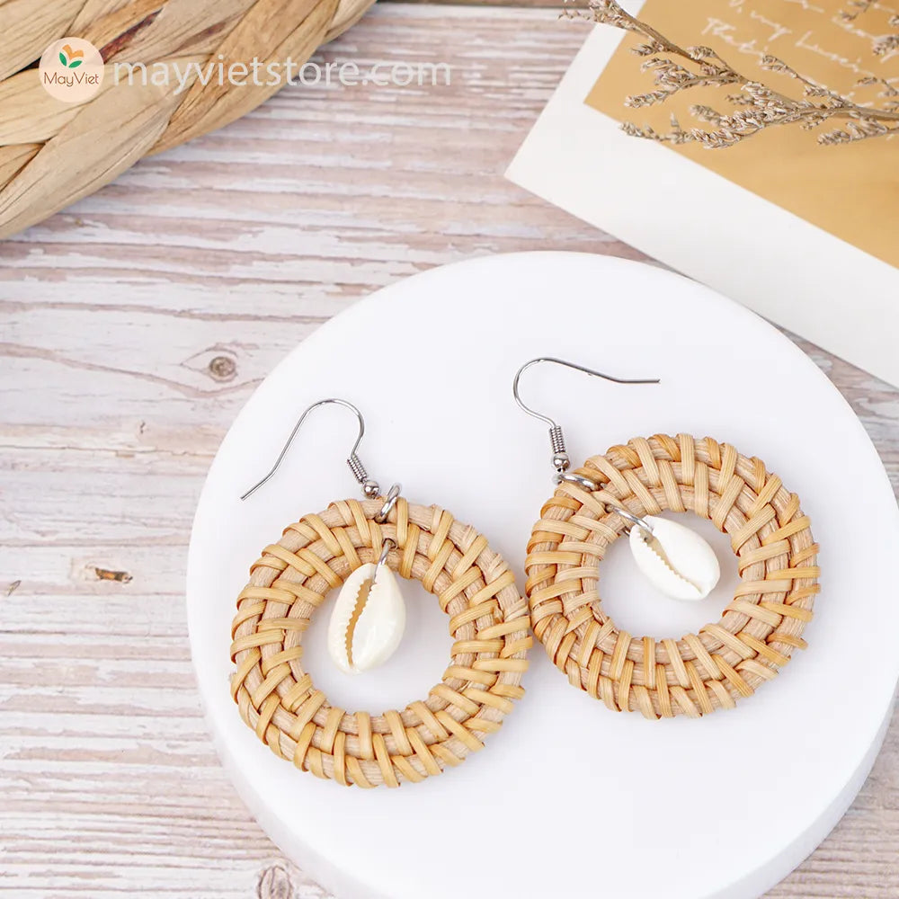 These round rattan earrings with seashell beads are a fun and flirty accessory. The rattan is lightweight and comfortable to wear, while the seashell beads add a touch of coastal charm. These earrings are perfect for everyday wear, or for adding a touch of summer to your outfit.