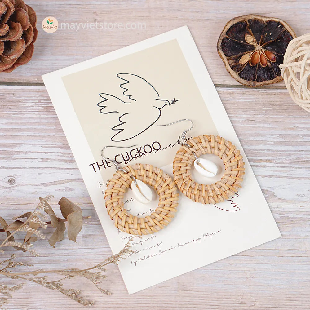 These round rattan earrings with seashell beads are a fun and flirty accessory. The rattan is lightweight and comfortable to wear, while the seashell beads add a touch of coastal charm. These earrings are perfect for everyday wear, or for adding a touch of summer to your outfit.