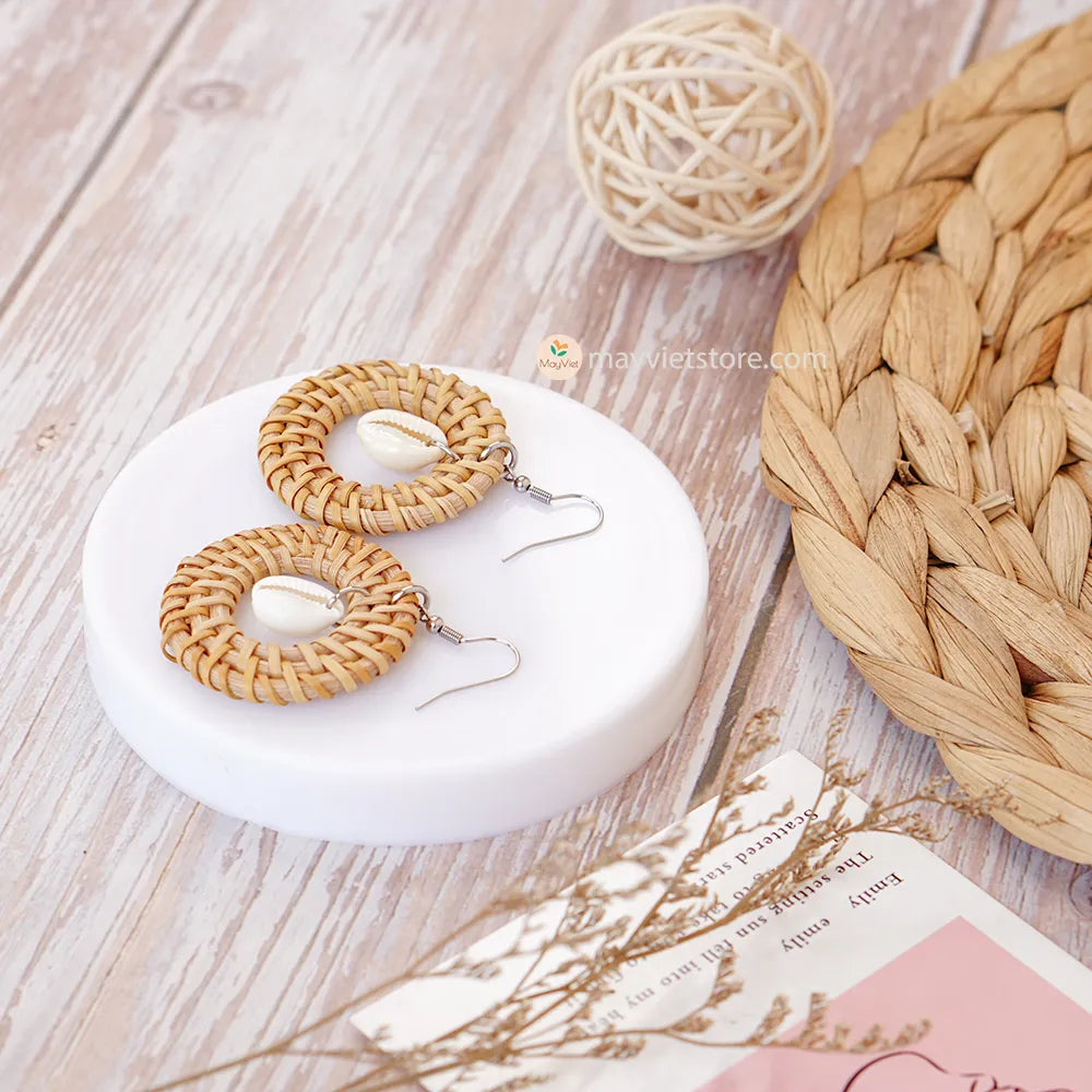 These round rattan earrings with seashell beads are a fun and flirty accessory. The rattan is lightweight and comfortable to wear, while the seashell beads add a touch of coastal charm. These earrings are perfect for everyday wear, or for adding a touch of summer to your outfit.