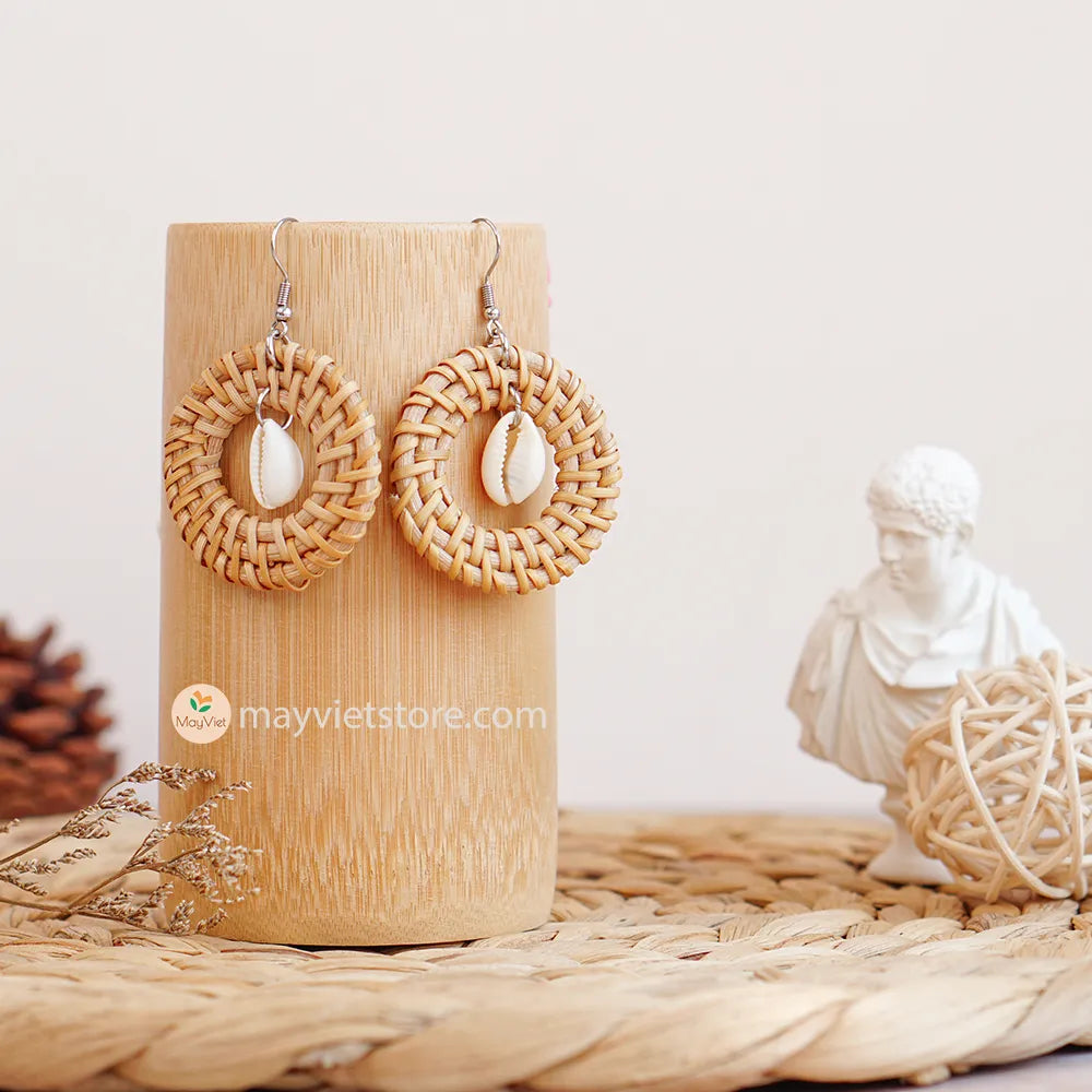 These round rattan earrings with seashell beads are a fun and flirty accessory. The rattan is lightweight and comfortable to wear, while the seashell beads add a touch of coastal charm. These earrings are perfect for everyday wear, or for adding a touch of summer to your outfit.