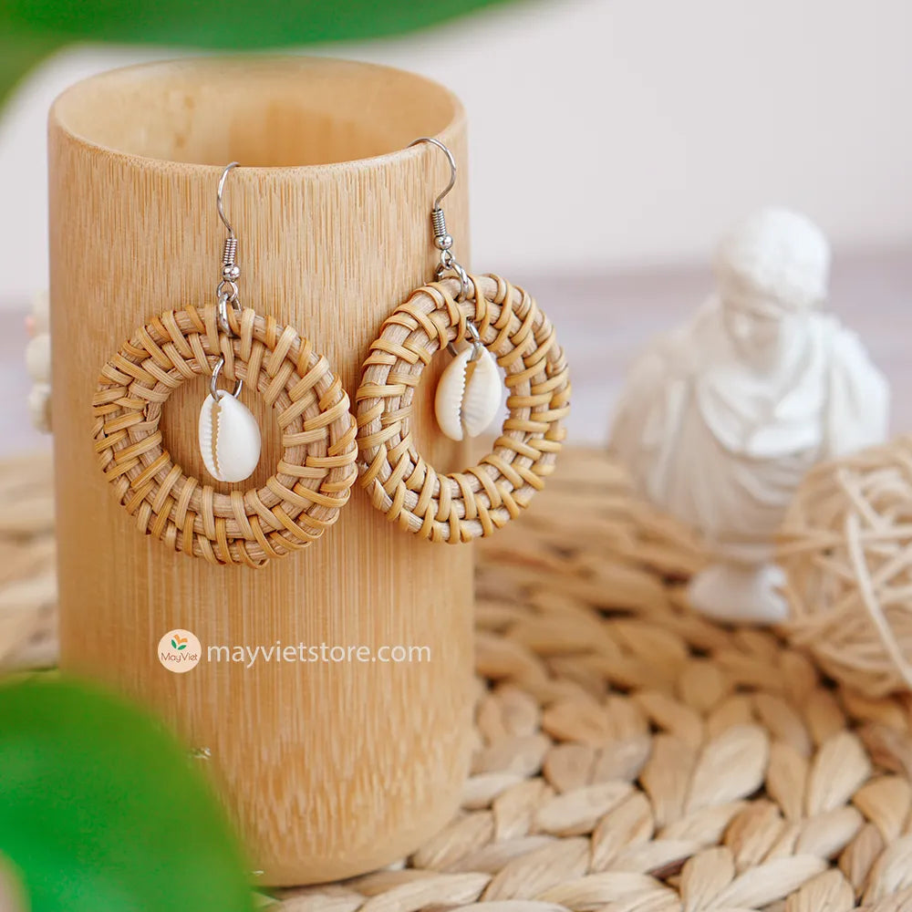 These round rattan earrings with seashell beads are a fun and flirty accessory. The rattan is lightweight and comfortable to wear, while the seashell beads add a touch of coastal charm. These earrings are perfect for everyday wear, or for adding a touch of summer to your outfit.