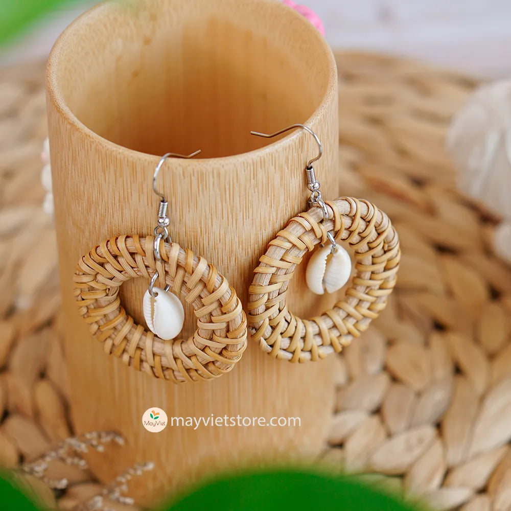 These round rattan earrings with seashell beads are a fun and flirty accessory. The rattan is lightweight and comfortable to wear, while the seashell beads add a touch of coastal charm. These earrings are perfect for everyday wear, or for adding a touch of summer to your outfit.