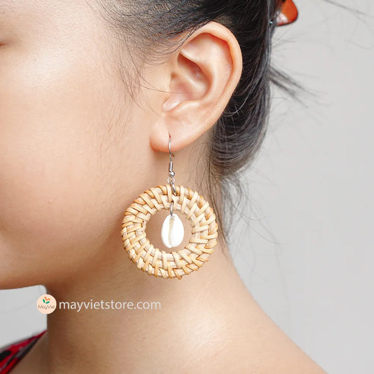 These round rattan earrings with seashell beads are a fun and flirty accessory. The rattan is lightweight and comfortable to wear, while the seashell beads add a touch of coastal charm. These earrings are perfect for everyday wear, or for adding a touch of summer to your outfit.