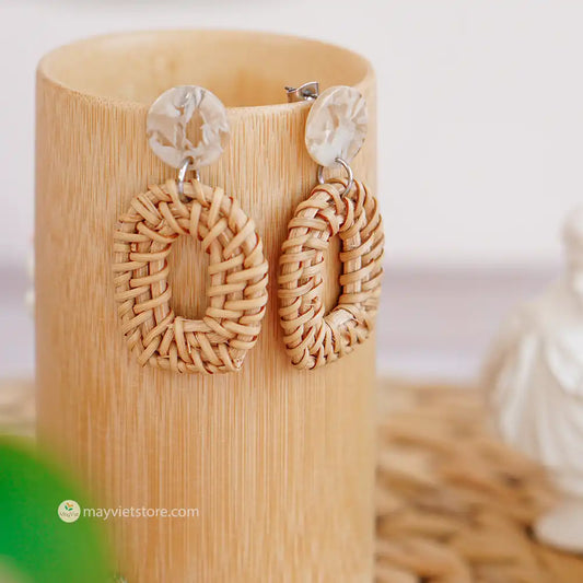 The Mayvietstore Window Shape Rattan Earrings are distinguished by their exceptional window-like design, showcasing natural rattan at their core. What sets them apart is the addition of a lustrous epoxy detail, which not only enhances their aesthetics but also provides a touch of modern sophistication.