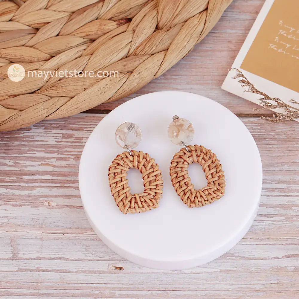 The Mayvietstore Window Shape Rattan Earrings are distinguished by their exceptional window-like design, showcasing natural rattan at their core. What sets them apart is the addition of a lustrous epoxy detail, which not only enhances their aesthetics but also provides a touch of modern sophistication.