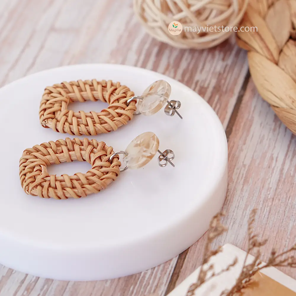 The Mayvietstore Window Shape Rattan Earrings are distinguished by their exceptional window-like design, showcasing natural rattan at their core. What sets them apart is the addition of a lustrous epoxy detail, which not only enhances their aesthetics but also provides a touch of modern sophistication.
